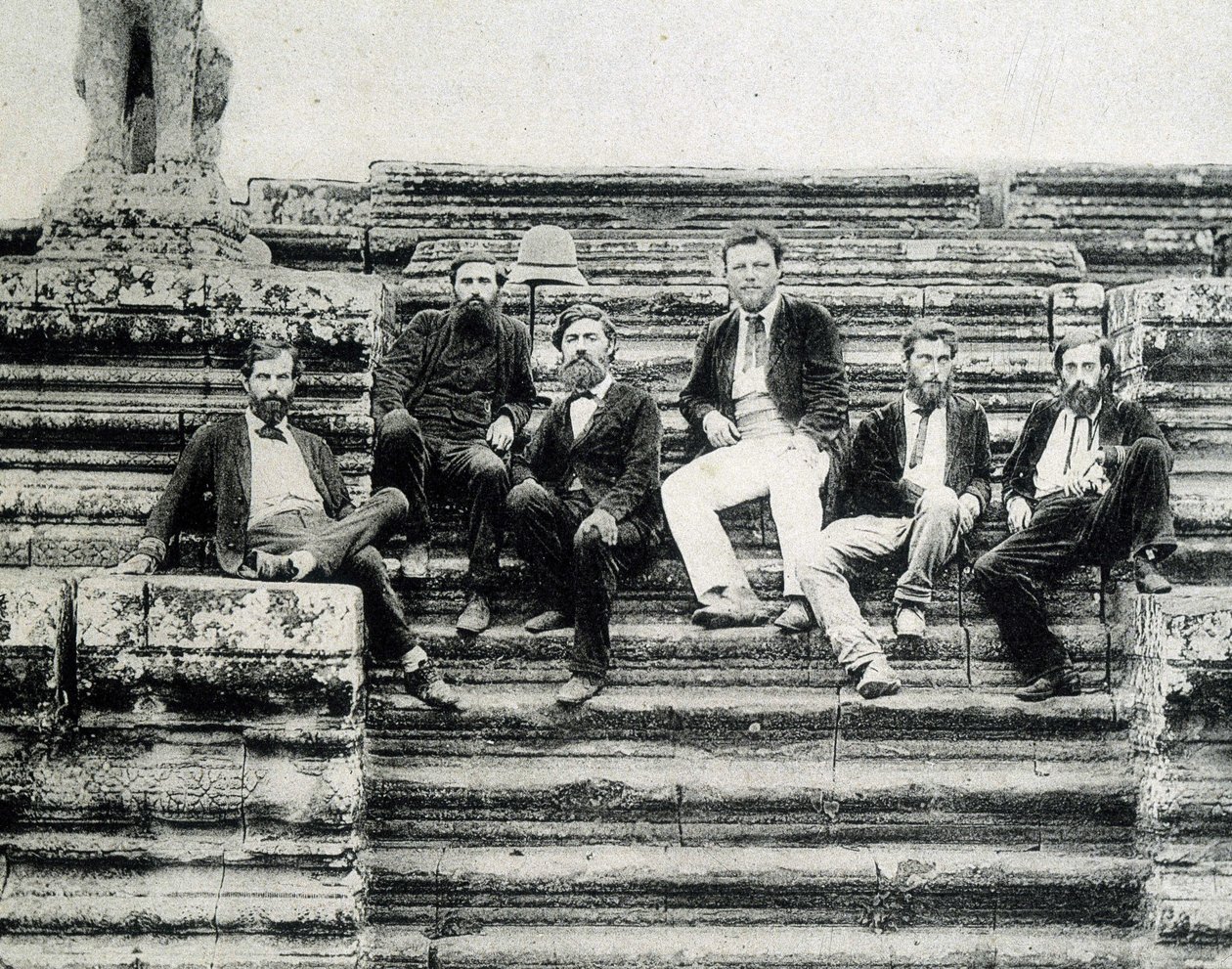 Ritratto di gruppo dei membri della Spedizione di Esplorazione del Mekong 1866-1868 (Garnier, Doudart de Lagrée) sui gradini di Angkor Vat da Unknown photographer
