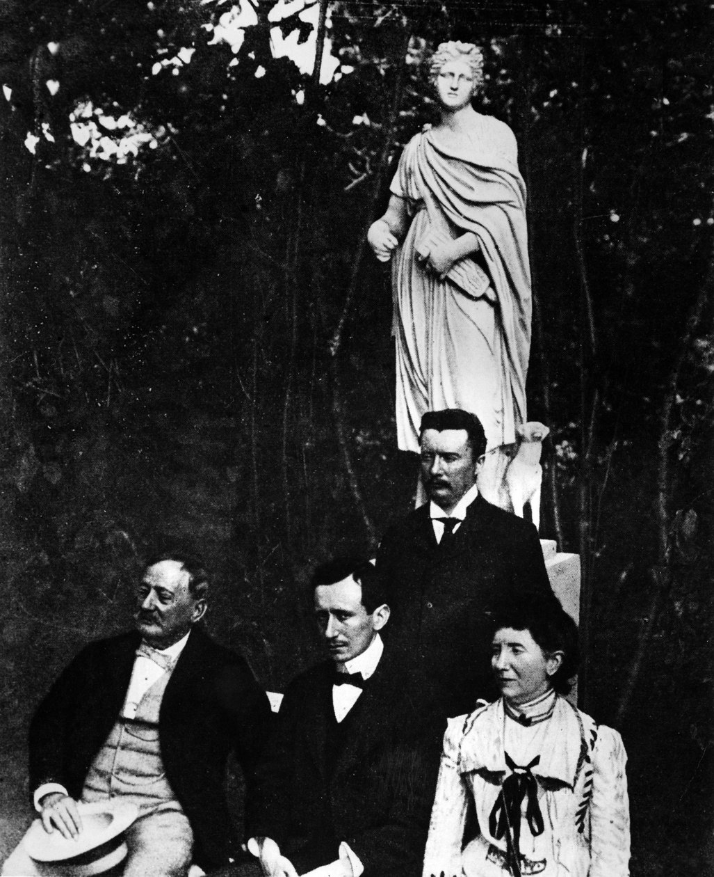 Guglielmo Marconi (1874-1937), fisico e inventore italiano con i suoi genitori e il fratello Alfonso a Pontecchio nel 1897. da Unknown photographer
