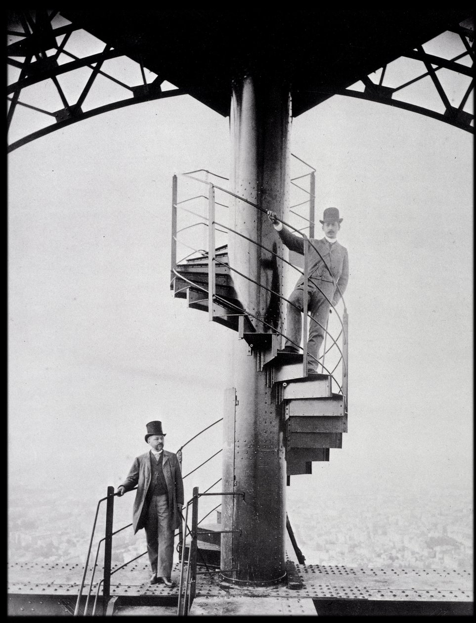 Gustave Eiffel e suo genero Adolphe Salles sulla scala della Torre Eiffel, Parigi da Unknown photographer