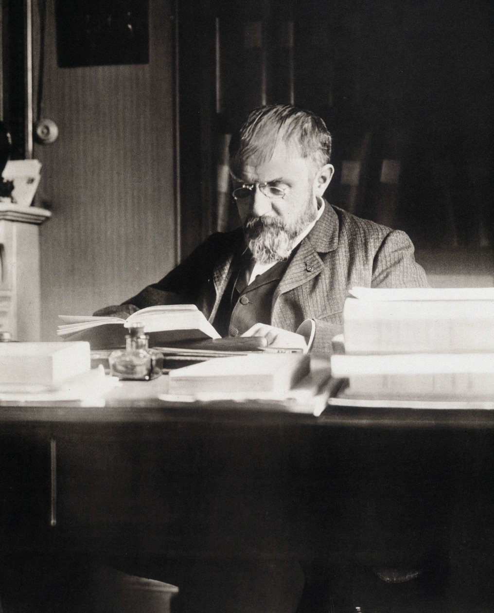 Henri Poincaré al suo tavolo di lavoro - Bibl. de l