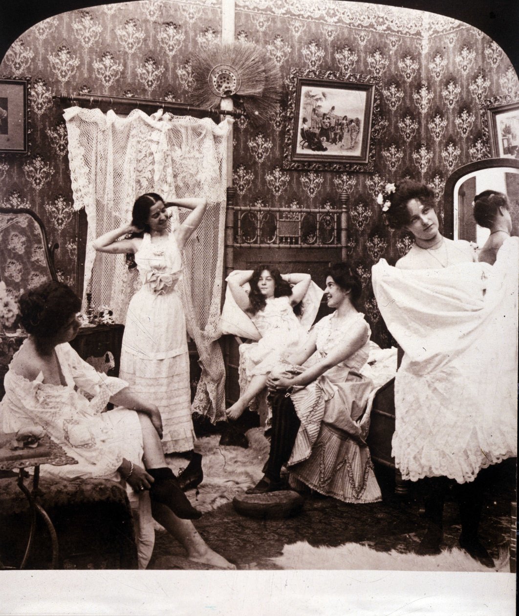 Interno di un bordello alla fine del XIX secolo da Unknown photographer