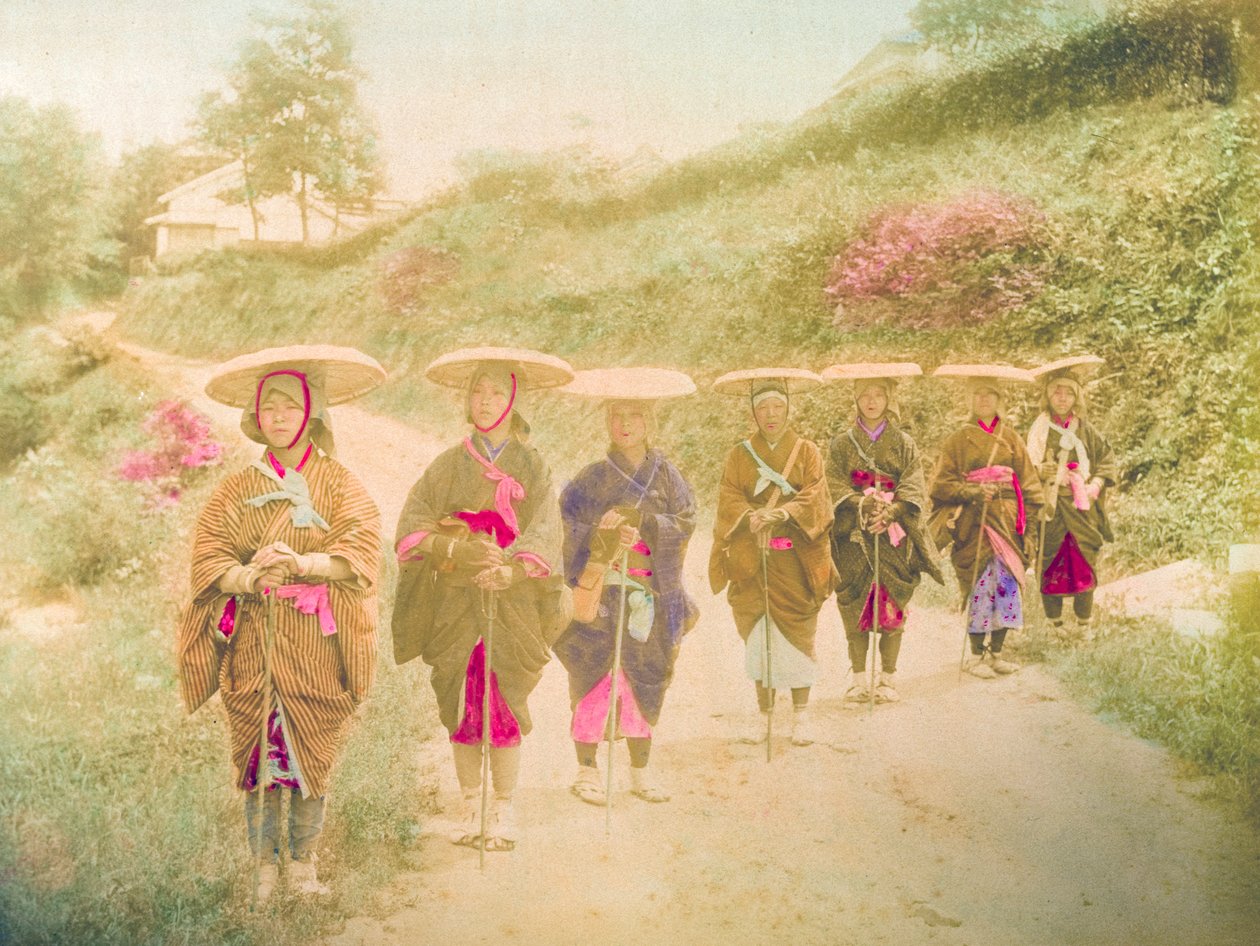 Donne giapponesi. Sette donne giapponesi in fila su una strada rurale. Giappone, circa 1910. da Unknown photographer