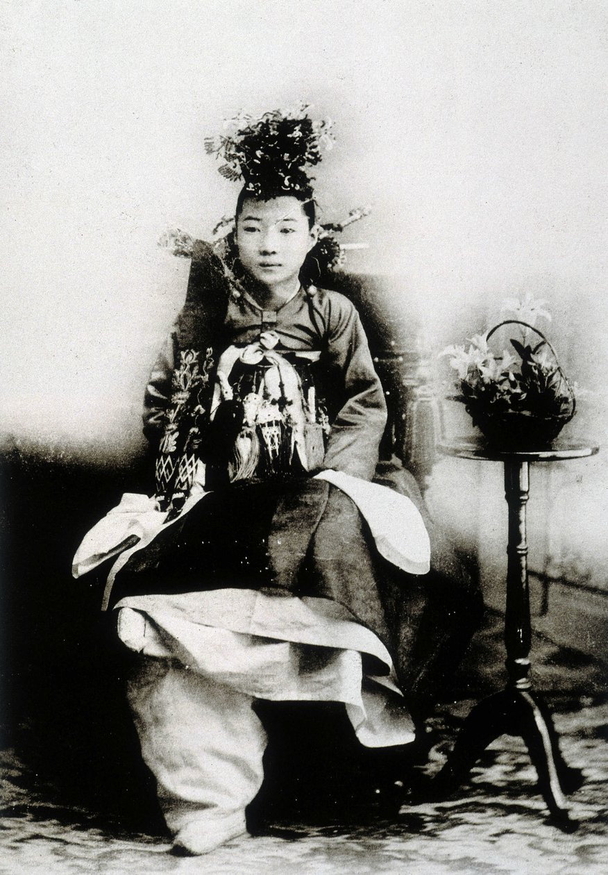 Donna coreana in abito tradizionale da matrimonio da Unknown photographer