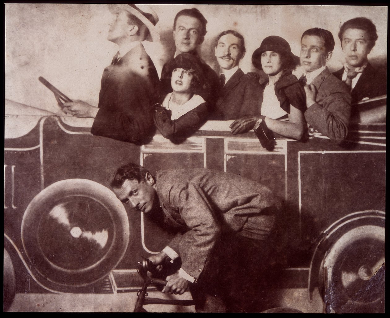 Max Morise, Simone Breton, Paul Eluard, Joseph Delteil, Gala Desnos, André Breton e Max Ernst (sulla bicicletta), alla Foire de Montmartre da Unknown photographer
