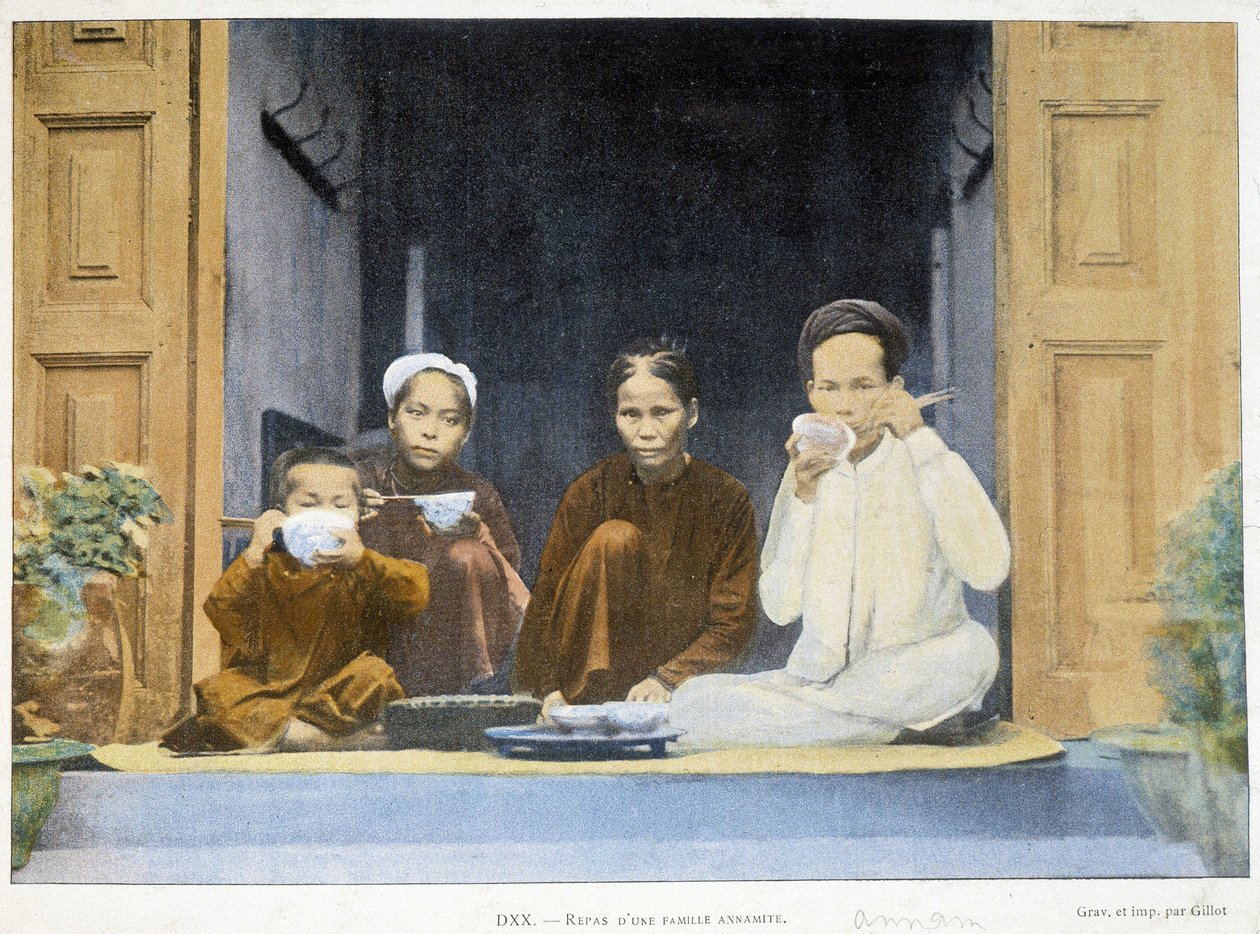 Pasto di una famiglia Annamita, c. 1895, "Intorno al mondo", fine XIX secolo da Unknown photographer