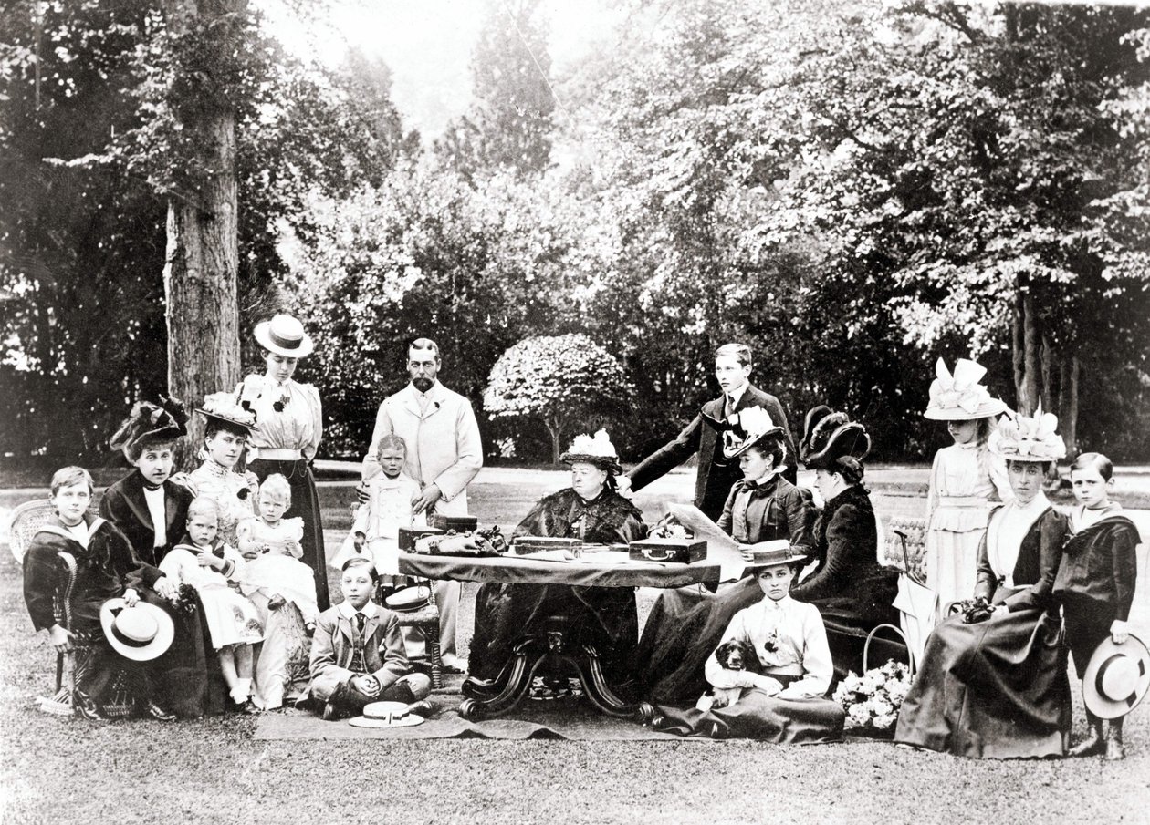 Membri della famiglia reale britannica tra cui Re Giorgio V, Re Edoardo VIII intorno alla Regina Vittoria a una festa in giardino. Fotografia tra il 1895 e il 1901 da Unknown photographer