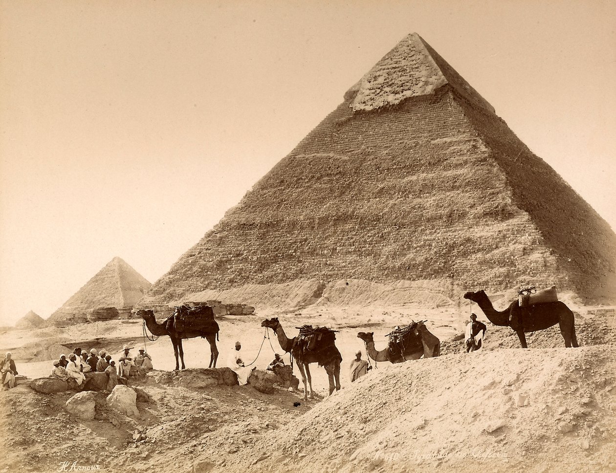 Uomini e cammelli davanti alla piramide di Chefren da Unknown photographer