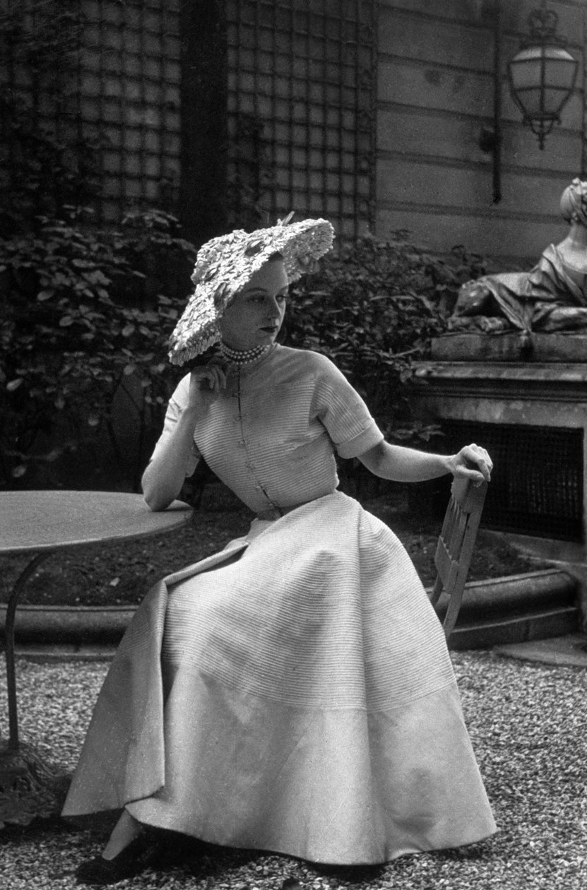 Moda Dior nel 1948: Abito "New Look" di Christian Dior (foto) da Unknown photographer