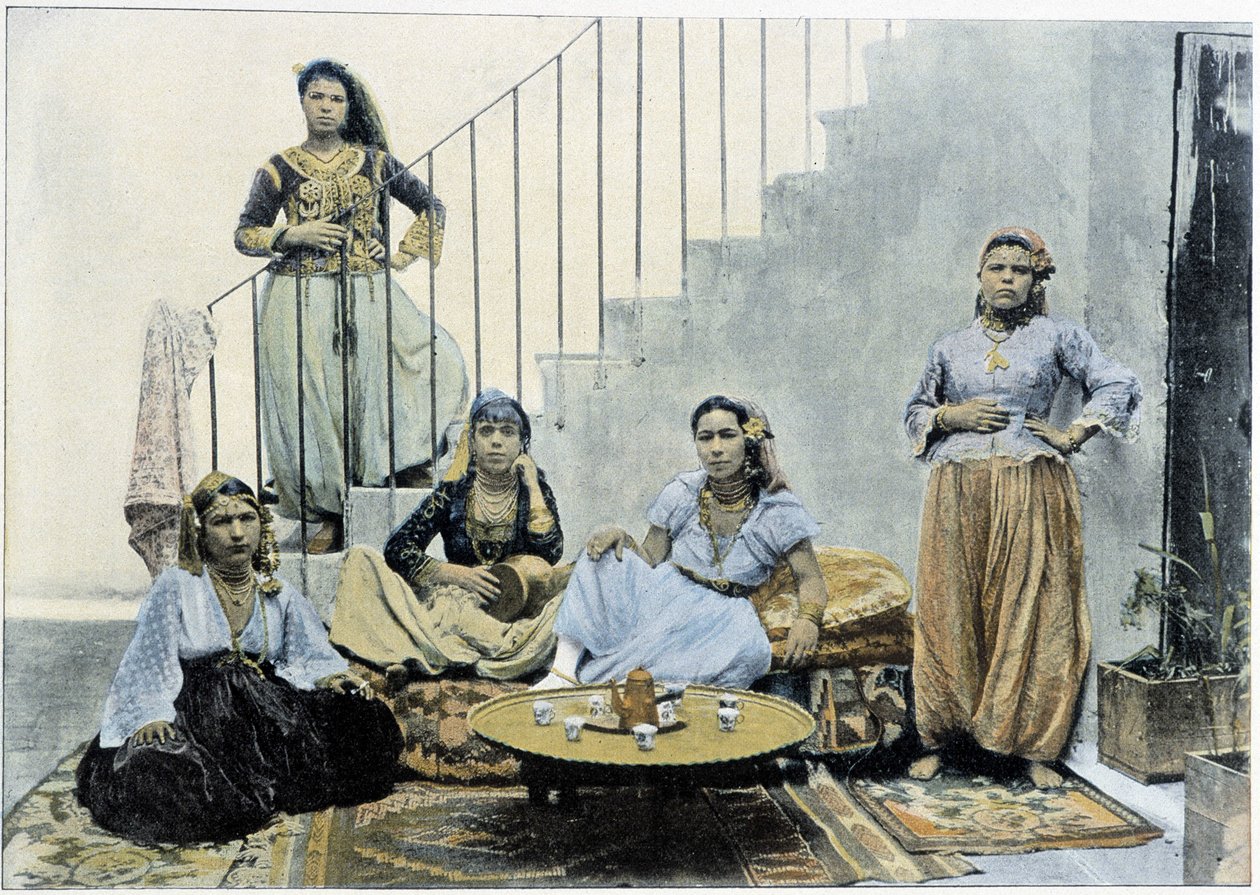 Donne moresche di Algeri che prendono il tè - autochrome, fine XIX secolo da Unknown photographer