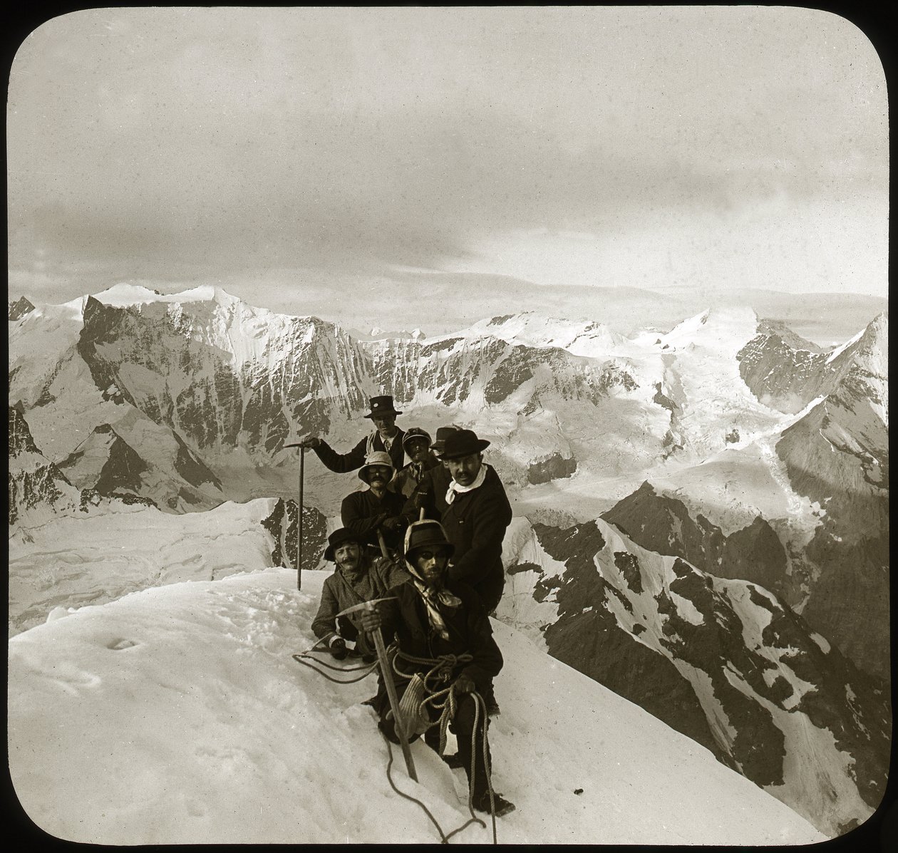 Alpinismo alla fine del XIX o inizio del XX secolo: gruppo di alpinisti sulla vetta del Wetterhorn, massiccio del Wetterhorner, Alpi Bernesi, Canton Berna, Svizzera da Unknown photographer