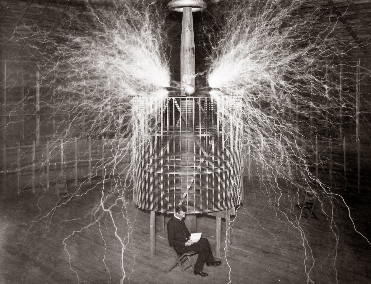 Nikola Tesla seduto nel suo laboratorio di Colorado Springs con il suo "Trasmettitore Amplificante" da Unknown photographer