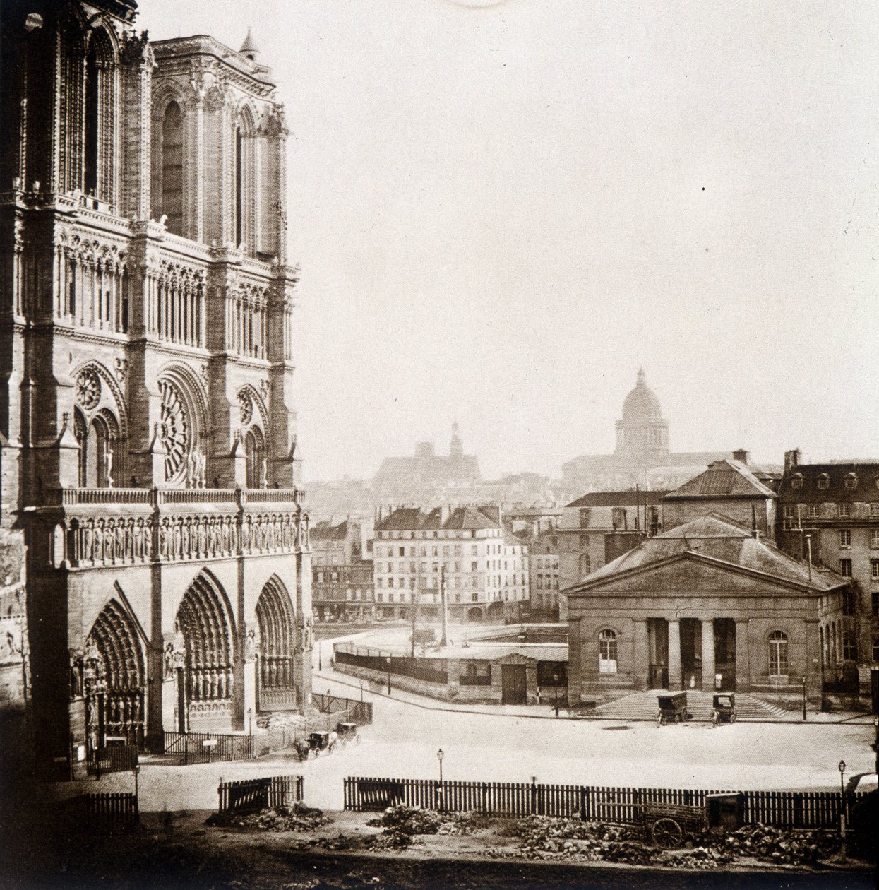 Notre Dame de Paris e la piazza, fine XIX secolo da Unknown photographer
