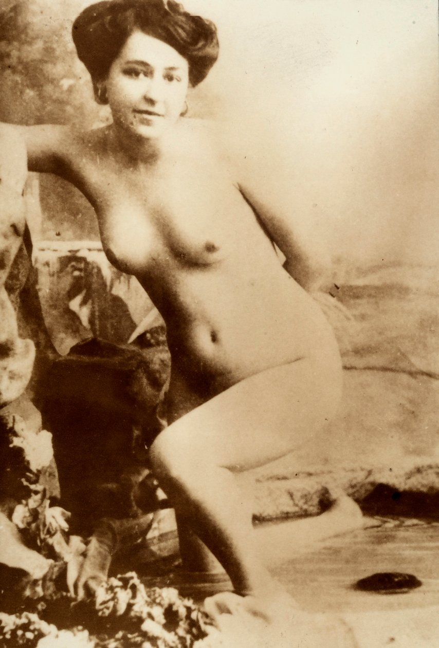 Ritratto nudo di una giovane donna che esce da una vasca da Unknown photographer