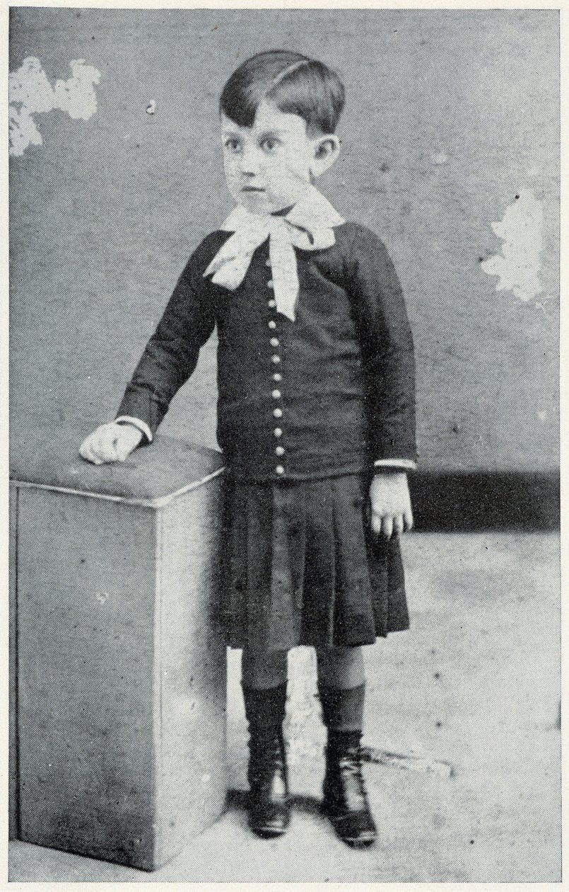 Pablo Picasso a 4 anni - in "Picasso, documenti iconografici" di Sabartes da Unknown photographer