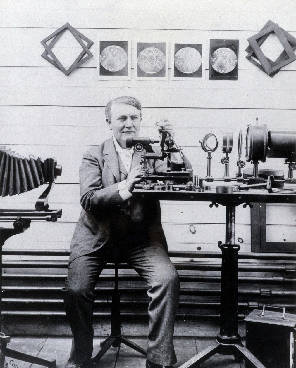 Foto di Thomas-Alva Edison davanti al suo fonografo da Unknown photographer