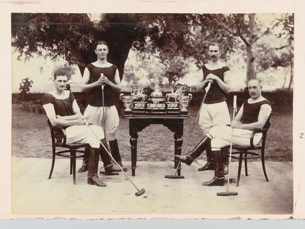 Squadra di polo con trofei da Unknown photographer