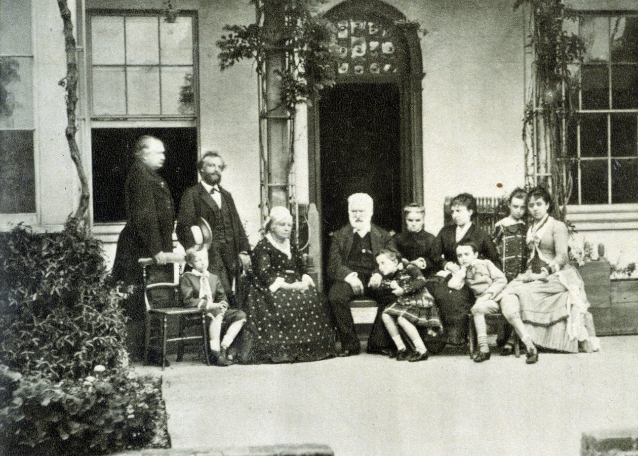 Ritratto di Victor Hugo in esilio a Guernsey nel 1866 con Juliette Drouet alla sua destra da Unknown photographer