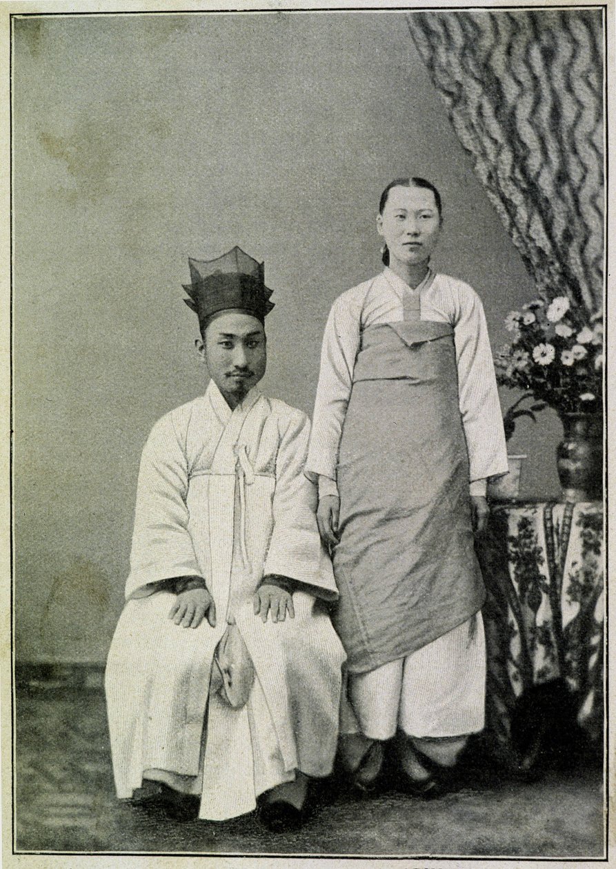 Ritratto di un funzionario coreano e sua moglie alla fine del XIX secolo da Unknown photographer
