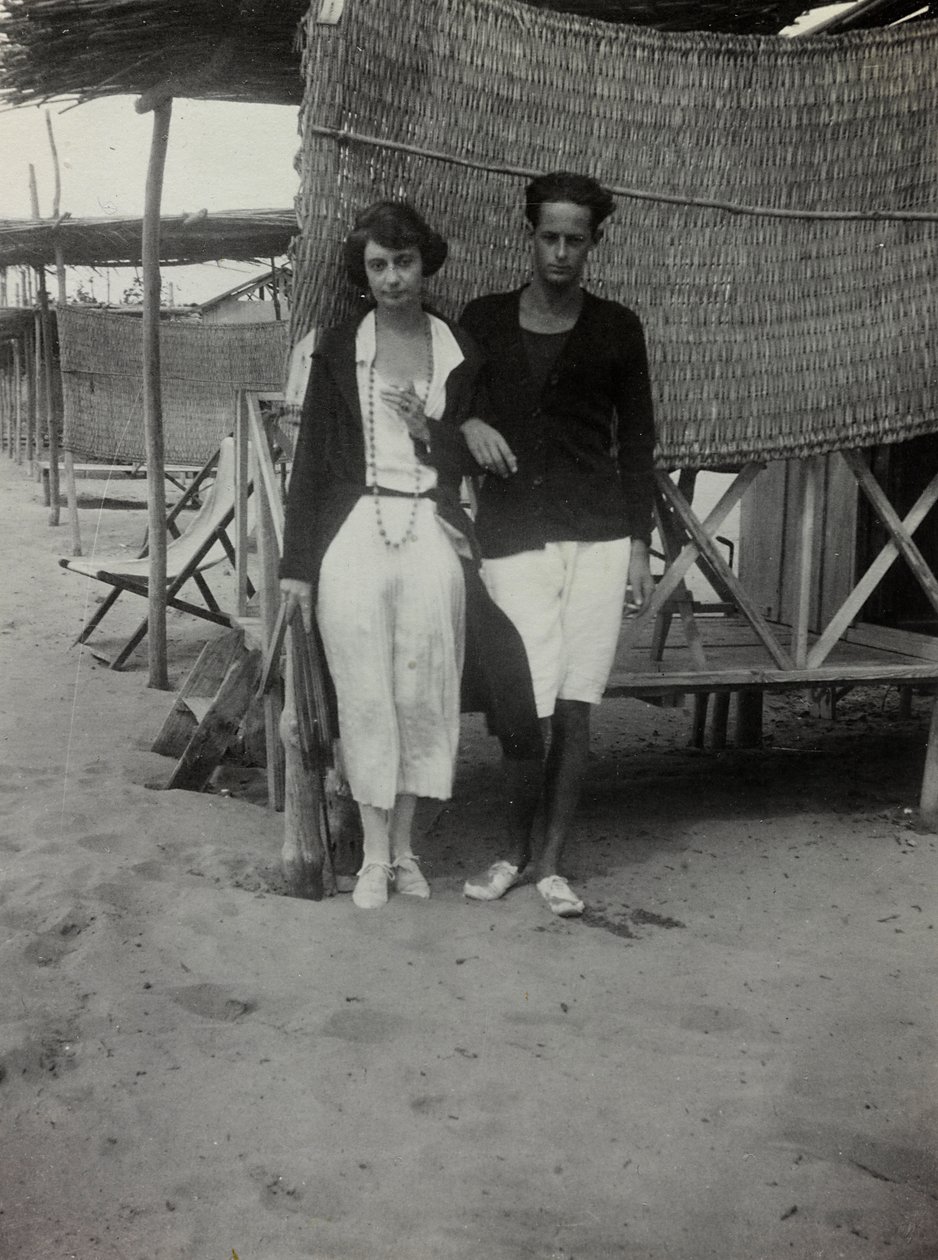 Ritratto di una coppia sulla spiaggia, Versilia da Unknown photographer