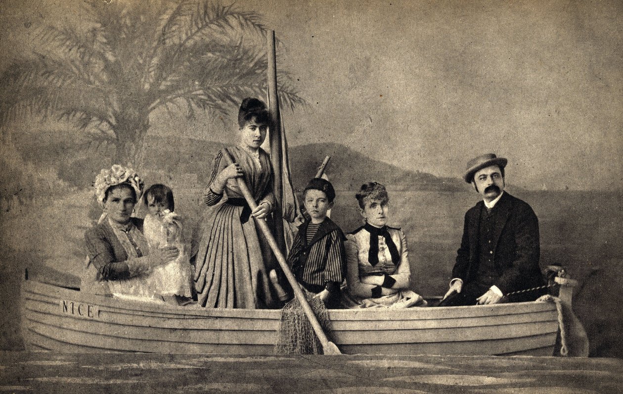 Ritratto di una famiglia con un fotografo, messa in scena in una barca. Fotografia, fine XIX secolo, Parigi. Coll. Selva. da Unknown photographer
