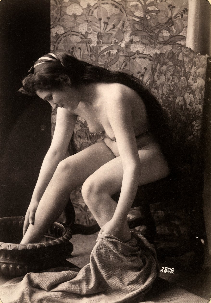 Ritratto di una donna nuda che si lava i piedi da Unknown photographer