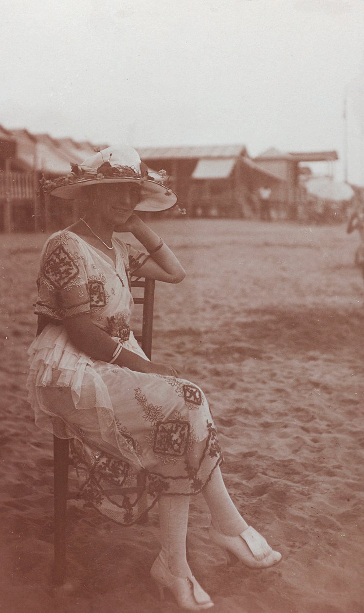 Ritratto di donna sulla spiaggia di Viareggio da Unknown photographer