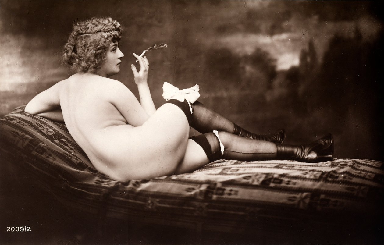 Ritratto di una giovane donna che posa nuda, di spalle, mentre fuma una sigaretta da Unknown photographer