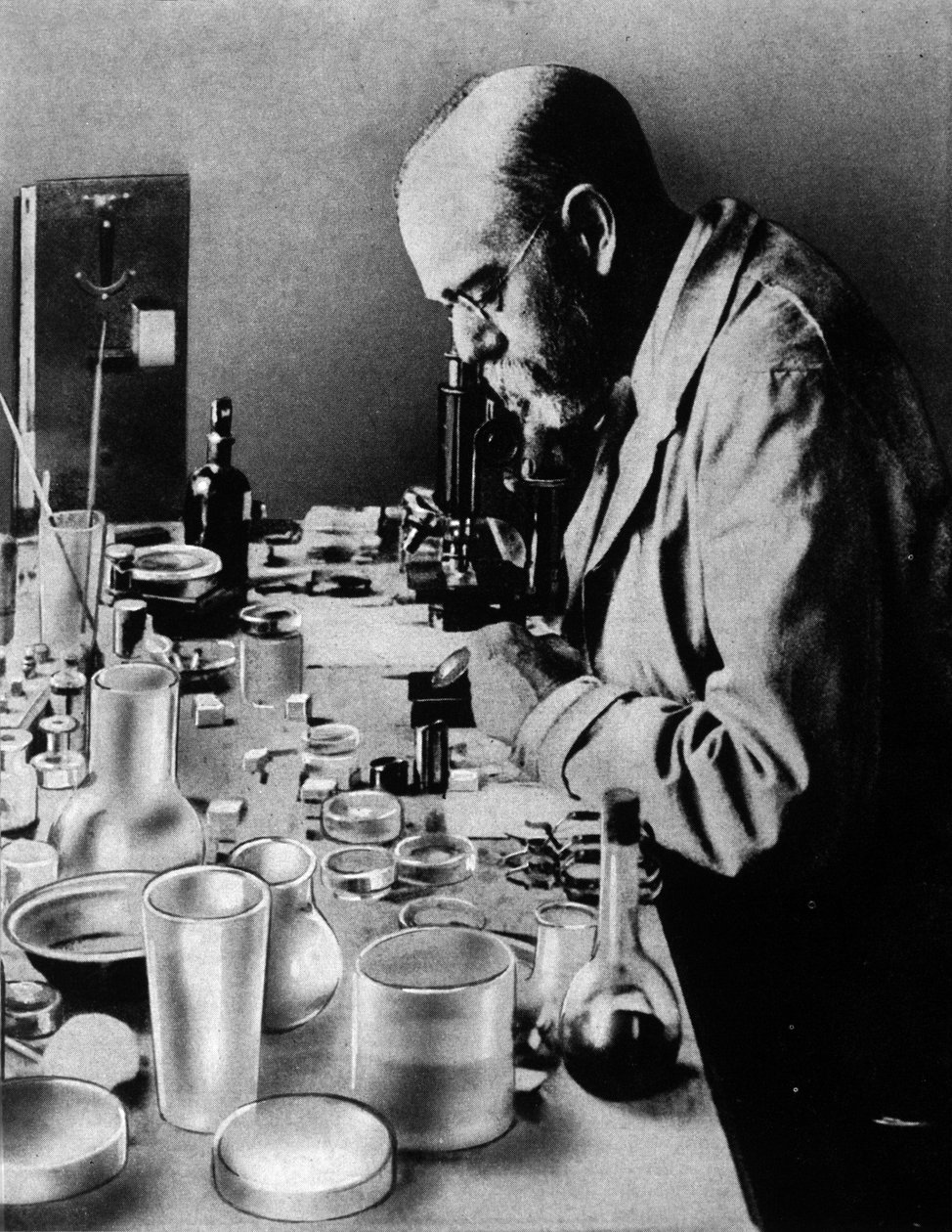 Ritratto del medico tedesco Robert Koch (1843-1910) nel suo laboratorio da Unknown photographer