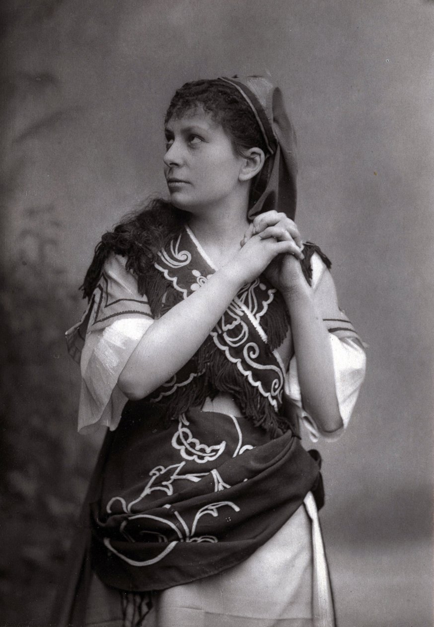 Ritratto del soprano Elisabeth Janvier in "Le Tribut de Zamora" di Charles Gounod nel 1881. da Unknown photographer
