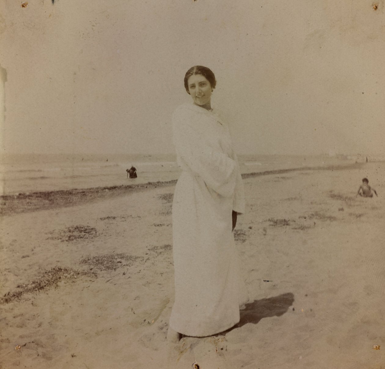 Ritratto sulla spiaggia di Forte dei Marmi, Versilia, 1910 circa (foto) da Unknown photographer