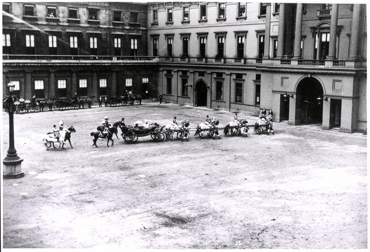 La regina Vittoria lascia Buckingham Palace, Giubileo di Diamante, 22 giugno 1897 (foto in bianco e nero) da Unknown photographer