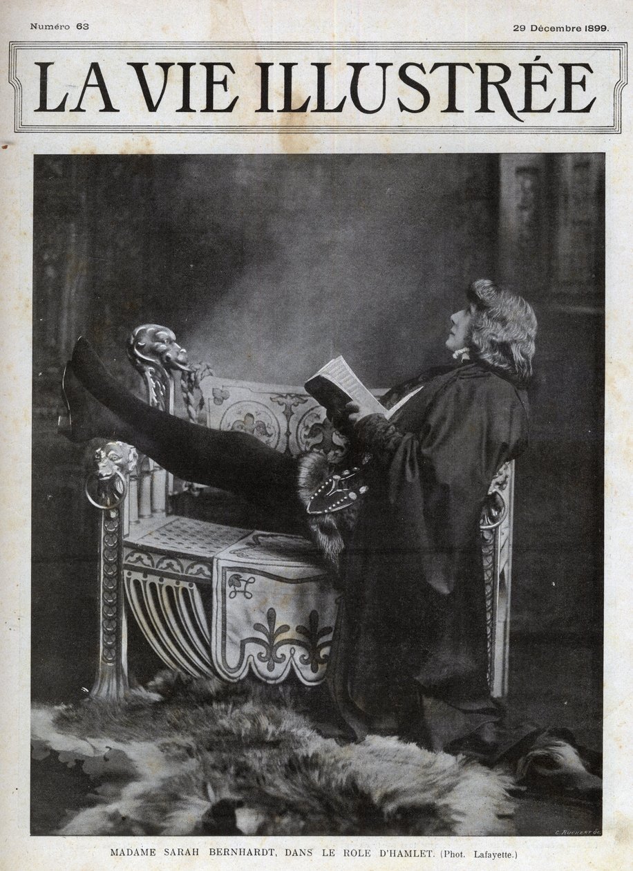 Sarah Bernhardt (1844-1923) nel ruolo di Amleto di Shakespeare - copertina della Vita Illustrata del 1899 da Unknown photographer