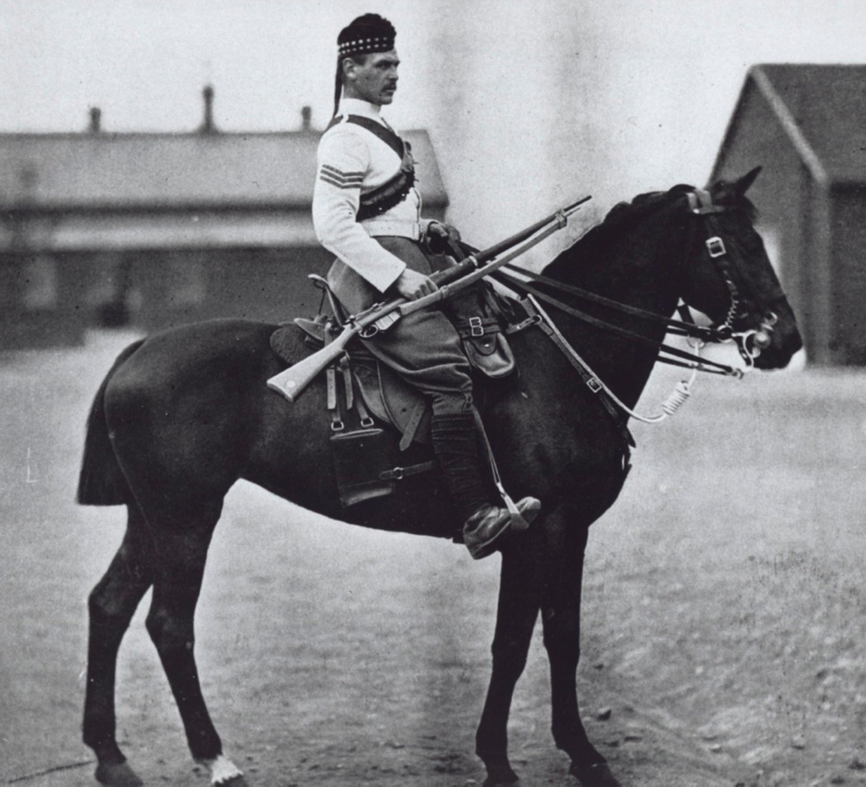 Sergente del 92° Gordon Highlanders, equipaggiato come fante a cavallo da Unknown photographer