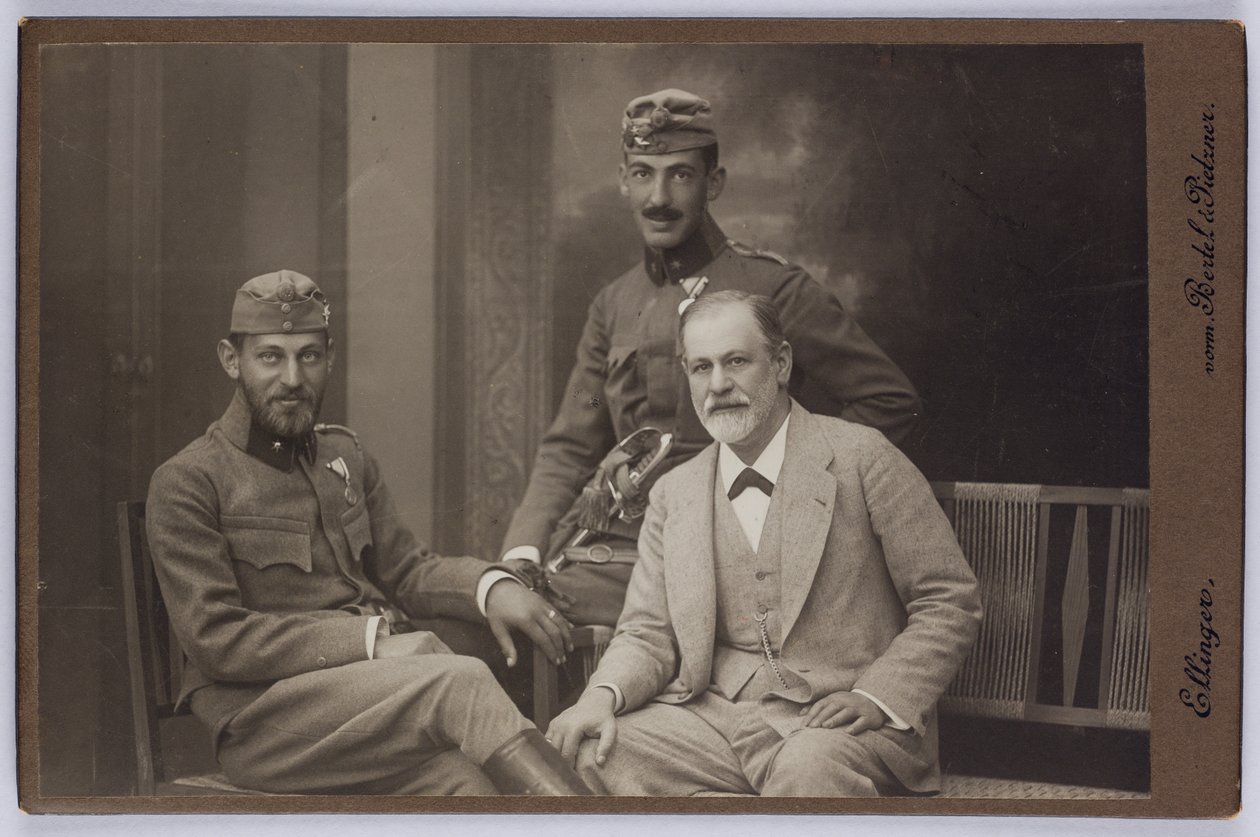 Sigmund Freud con i figli Ernst e Martin in uniforme militare, 1916 circa (foto b/n) da Unknown photographer