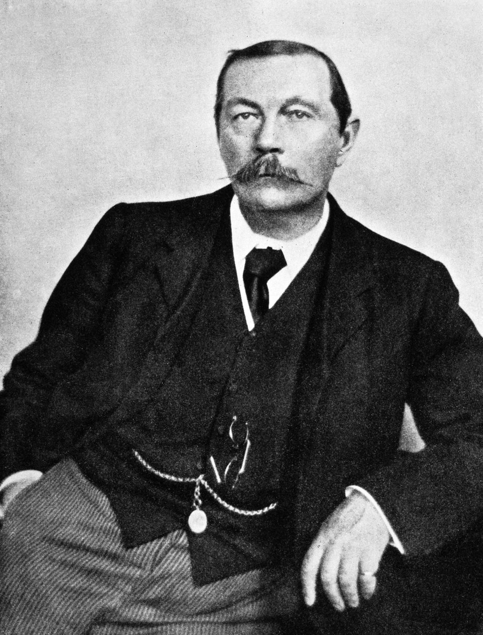 Sir Arthur Conan Doyle (1858-1930), scrittore scozzese, qui nel 1910 circa (foto b/n) da Unknown photographer