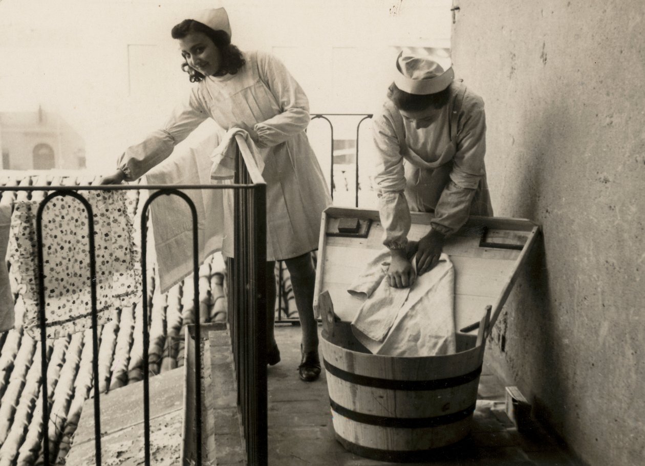 Alcune donne impegnate nella pratica del lavaggio alla scuola femminile di formazione professionale "Regina Elena" di Imola, oggi scuola media "Innocenzo da Imola" da Unknown photographer