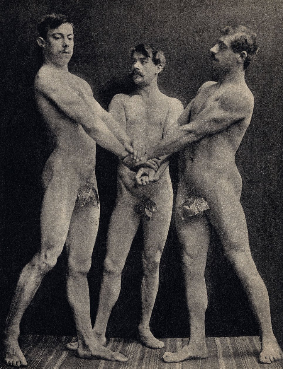 Il giuramento degli Orazi, posa di tre uomini nudi che giurano. Fotografia, fine XIX secolo, Parigi. Collezione Selva da Unknown photographer