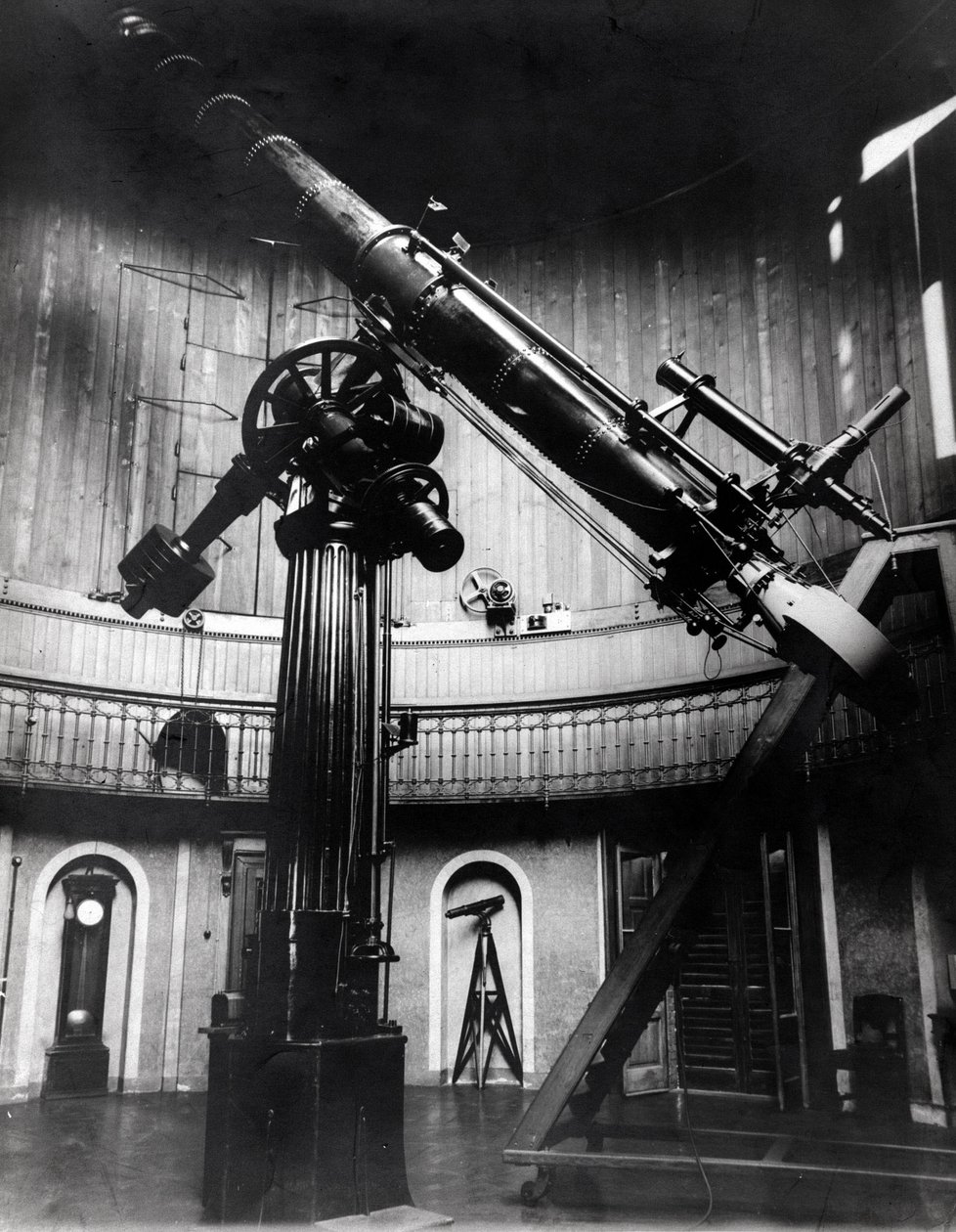 Il telescopio Schmidt di Giovanni Virginio Schiaparelli (1835-1910) astrofisico a Brera (Milano). Osservò configurazioni rettilinee sul pianeta Marte, chiamandole canali marziani (canali) da Unknown photographer