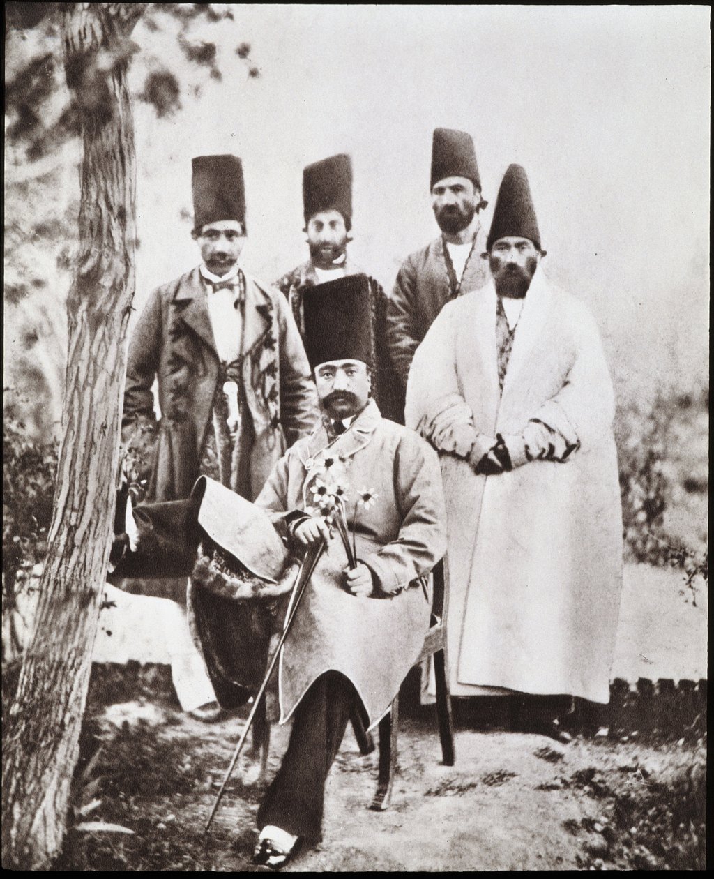 Lo Scià di Persia Nasser-ed-Din e i suoi ciambellani da Unknown photographer