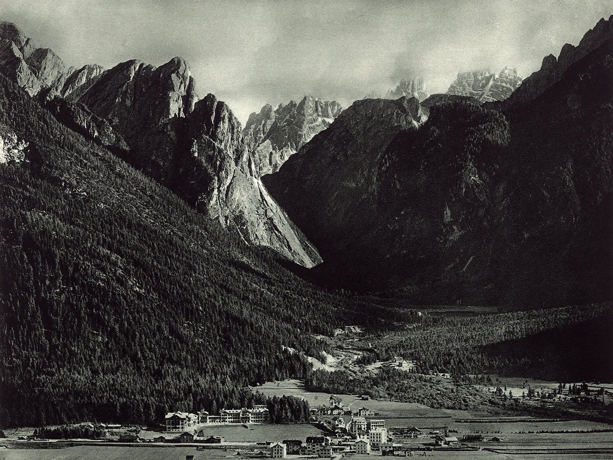 La città di Dobbiaco nelle Dolomiti da Unknown photographer