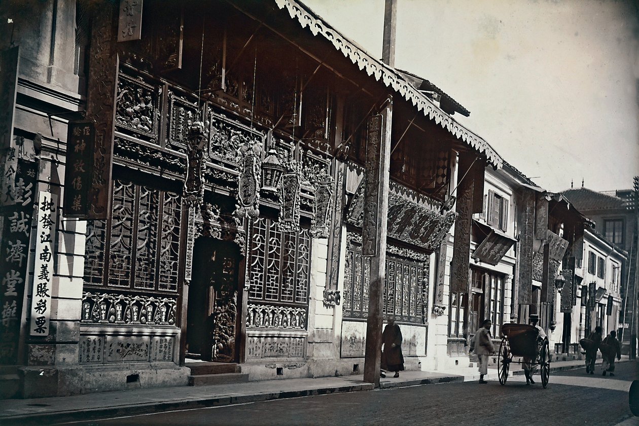 Veduta di edifici lungo una strada in Cina da Unknown photographer