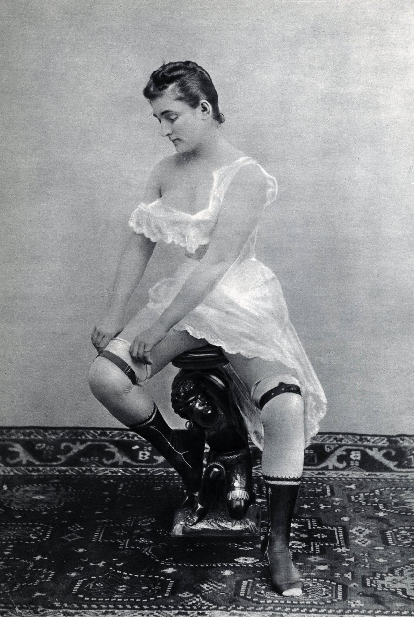 Donna in lingerie (deshabille) intorno al 1885 Fotografia anonima (foto in bianco e nero) da Unknown photographer