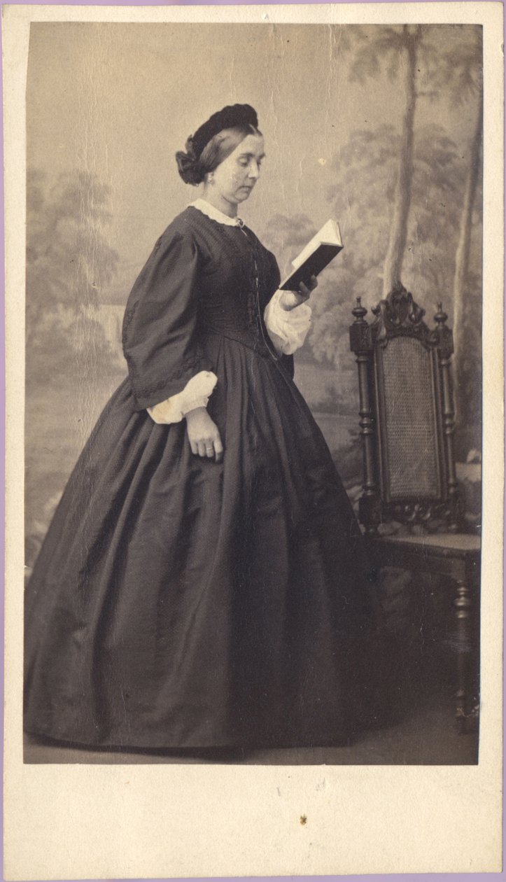 Donna con un libro, 1860 circa (fotografia) da Unknown photographer