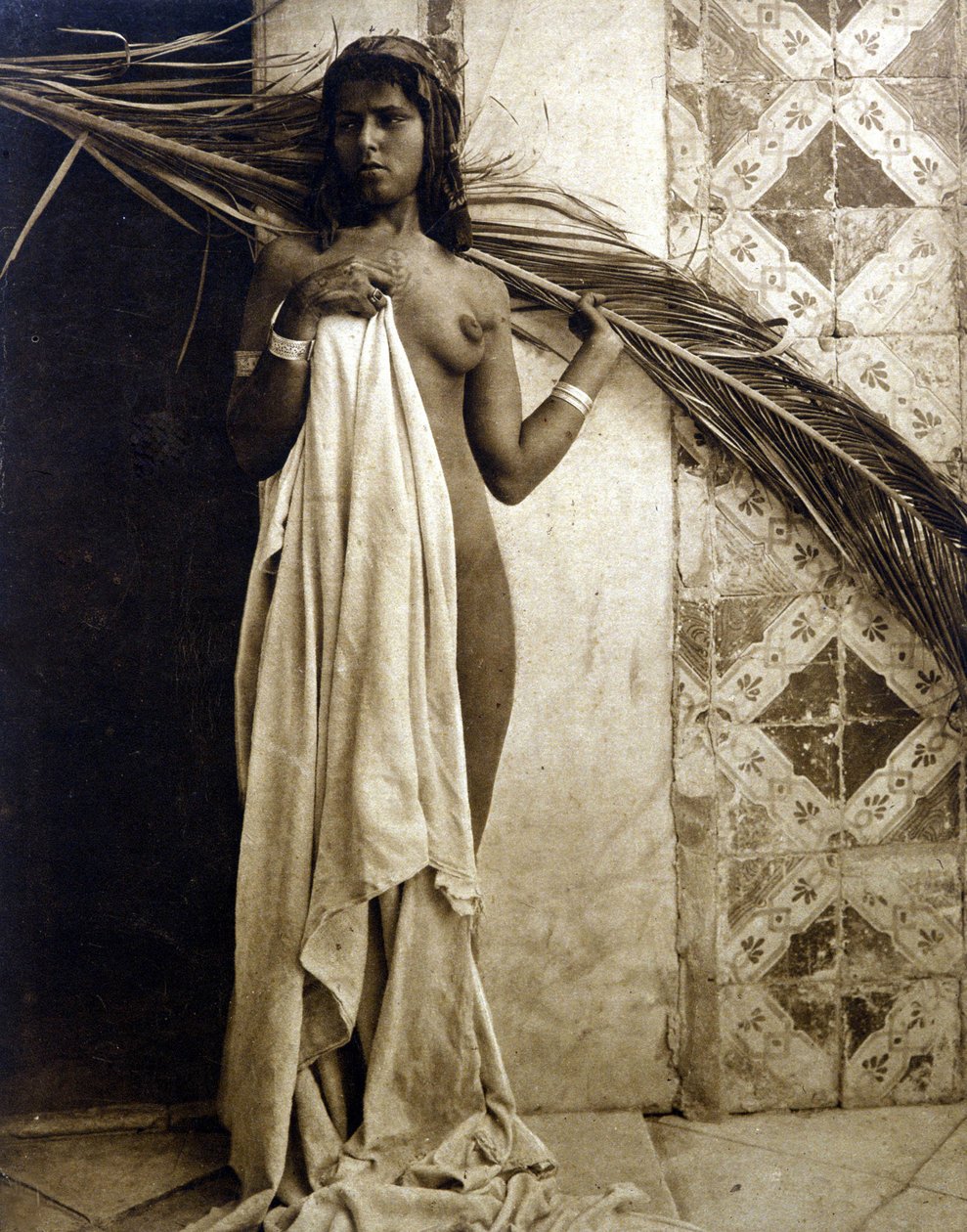 Giovane donna berbera che posa nuda. Fotografia intorno al 1890 da Unknown photographer