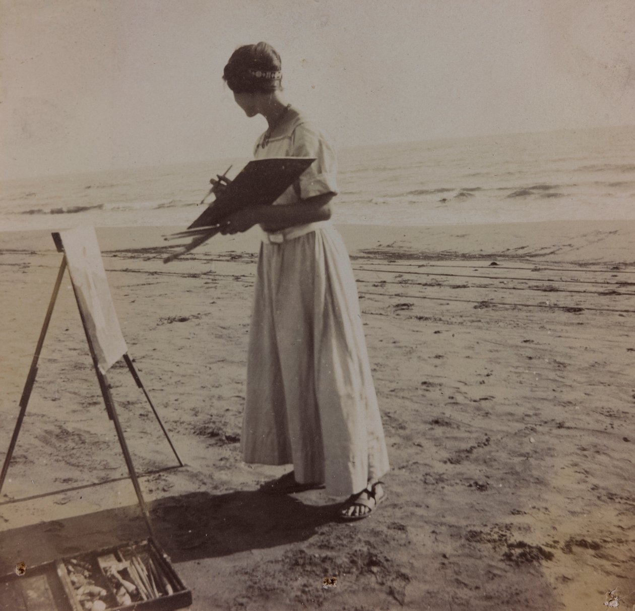 giovane pittore sulla spiaggia di Forte dei Marmi, Italia da Unknown photographer