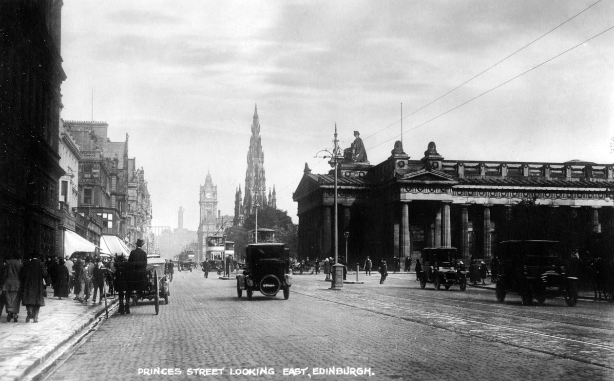 Guardando a est lungo Princes Street, Edimburgo, inizio XX secolo da Valentine and Sons Ltd