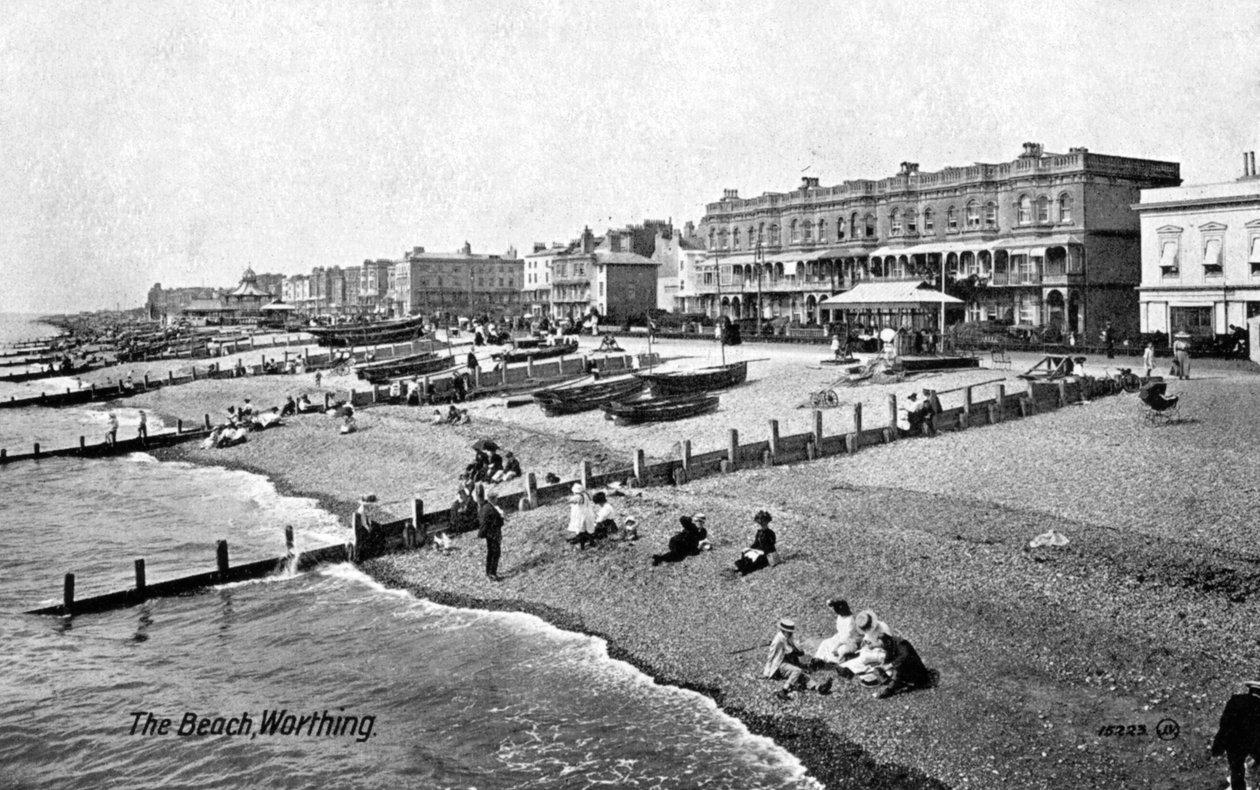La spiaggia di Worthing, West Sussex da Valentine and Sons Publishing Co