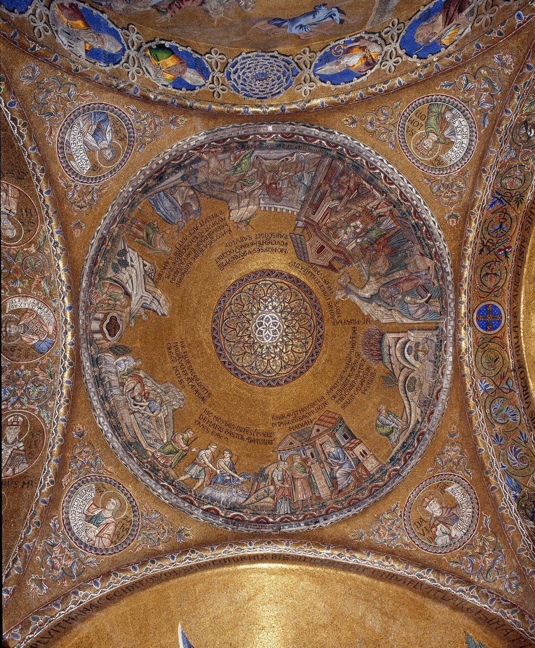 Vista della cupola con mosaici su sfondo dorato (stile romanico e bizantino) che illustra la vita di Mosè. Nei pennacchi, i quattro profeti Salomone, Davide, Zaccaria, Malachia. Inizio del XIII secolo. Basilica di San Marco da Veneto Byzantine School