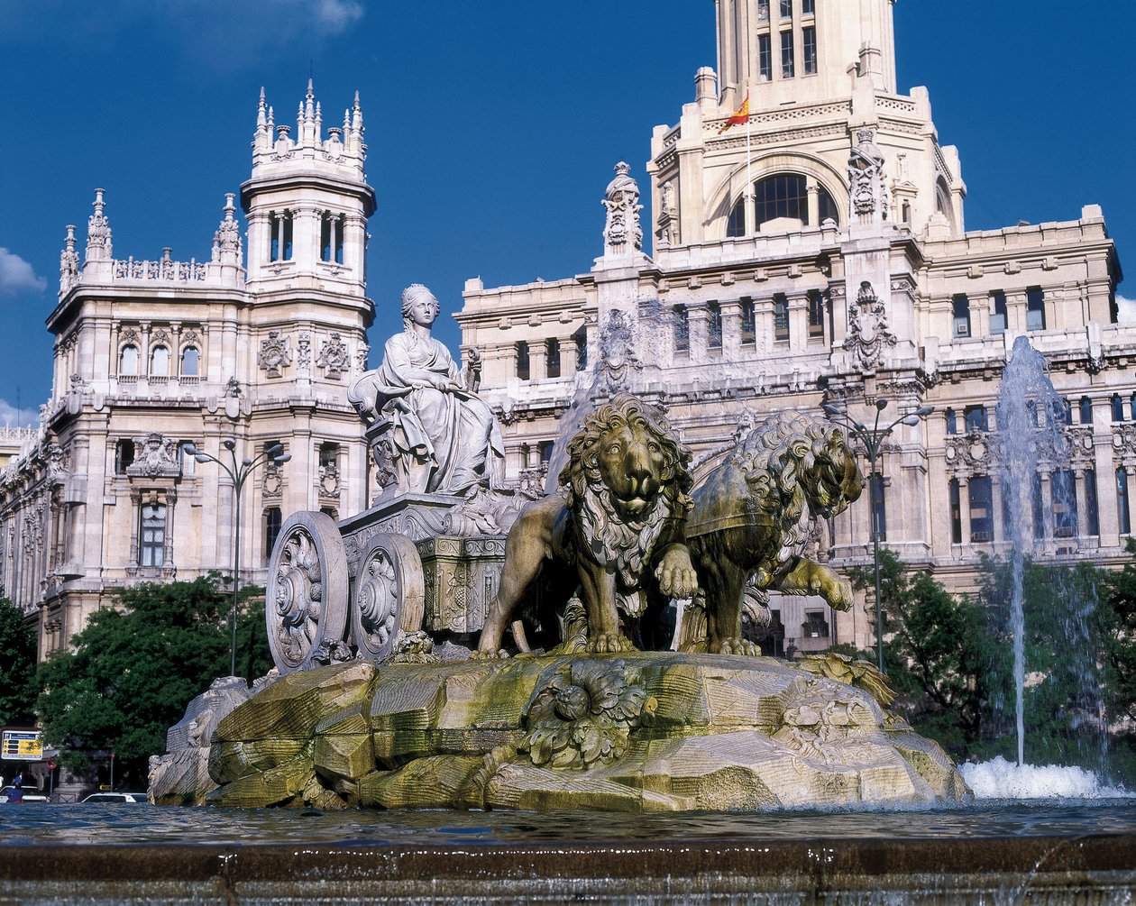 Fontana di Cibele che rappresenta la dea Cibele su un carro trainato da due leoni, costruita nel 1782 da Ventura Rodriguez (1717-1785) dietro, vista del Palazzo delle Comunicazioni, Plaza de Cibeles, Madrid da Ventura Rodríguez