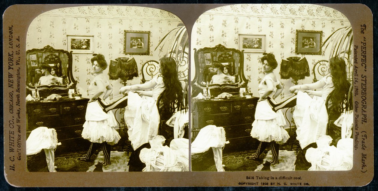 Carta stereoscopica che raffigura una donna che viene allacciata in un corsetto, c.1900 da Vermont, USA H.C. White Company